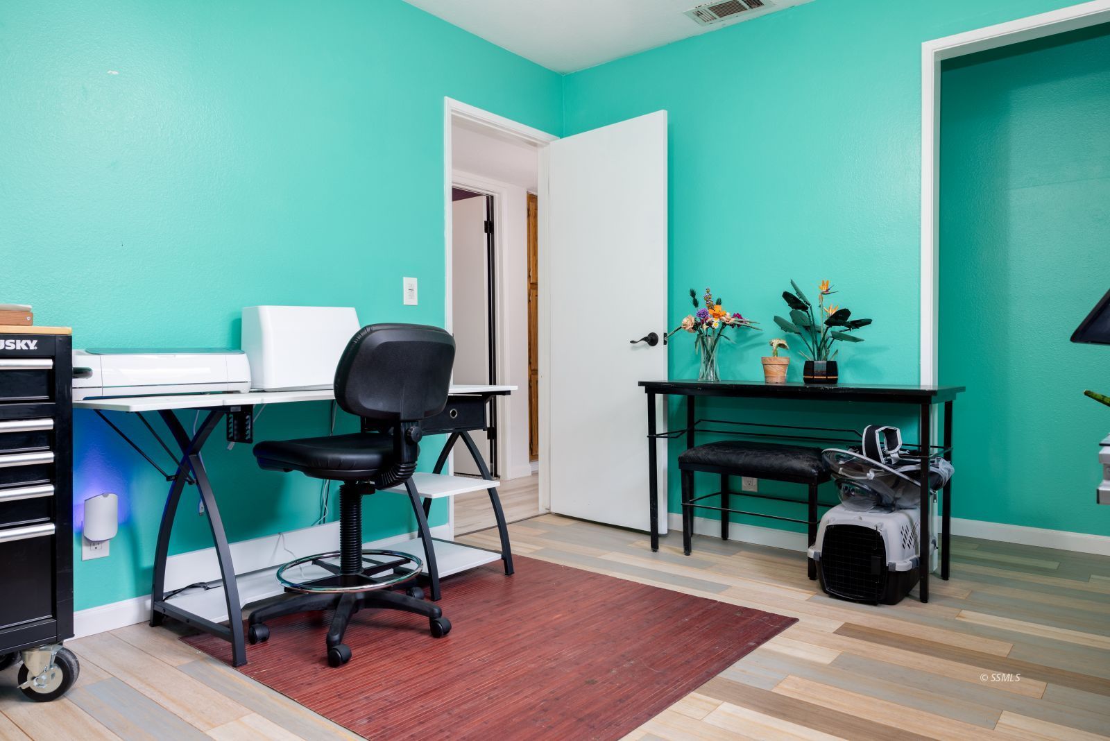 421 South Lincoln Street Ridgecrest, CA 93555 - Photo 20 of 28 a workspace with furniture and wooden floor