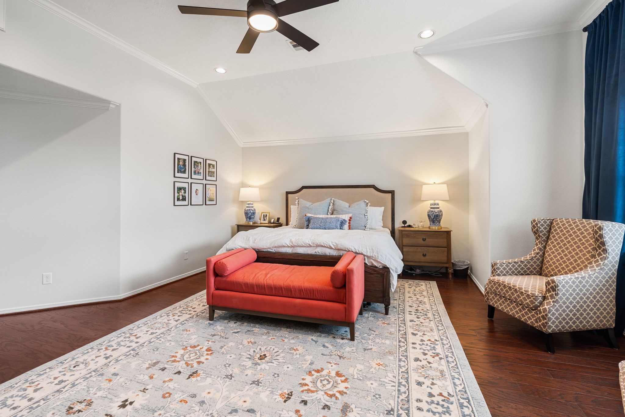 834 West 18th Street, Unit B Houston, TX 77008 - Photo 14 of 24 The primary suite has 2 custom walk-in closets