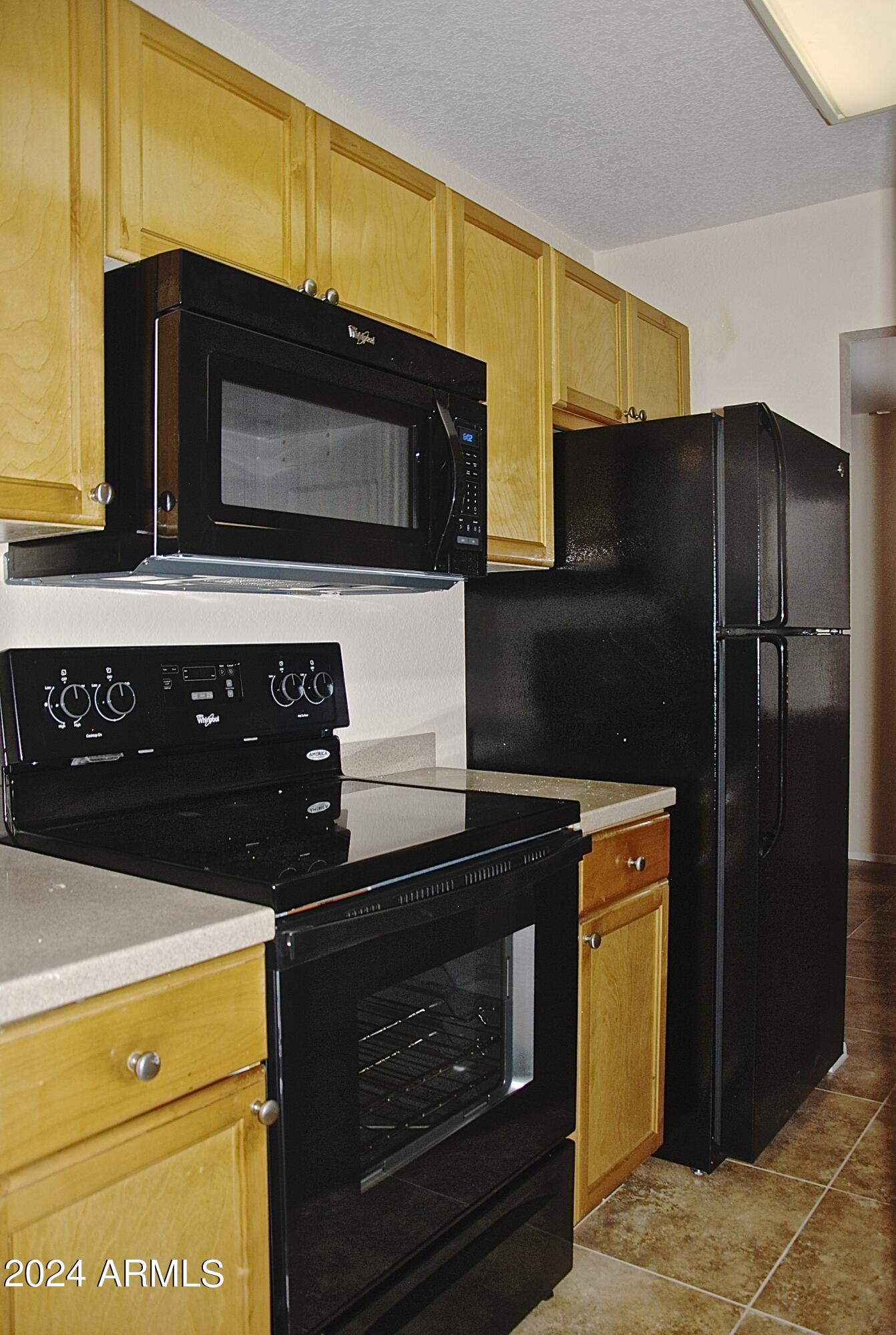 7550 North 12th Street, Unit 121 Phoenix, AZ 85020 - Photo 2 of 21 a kitchen with a stove microwave and refrigerator