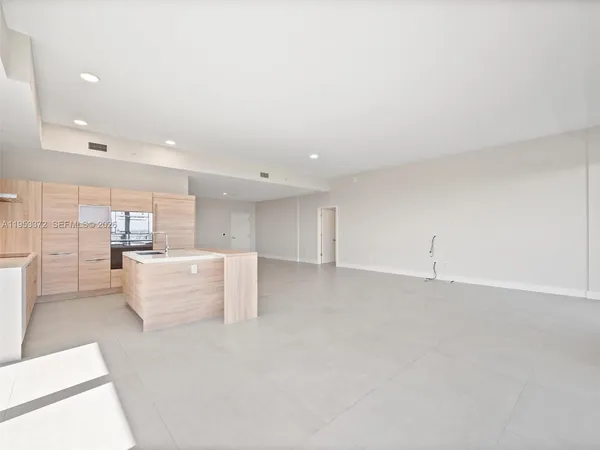 $7,650 | 16385 Biscayne Boulevard, Unit PH8, North Miami Beach, FL 33160