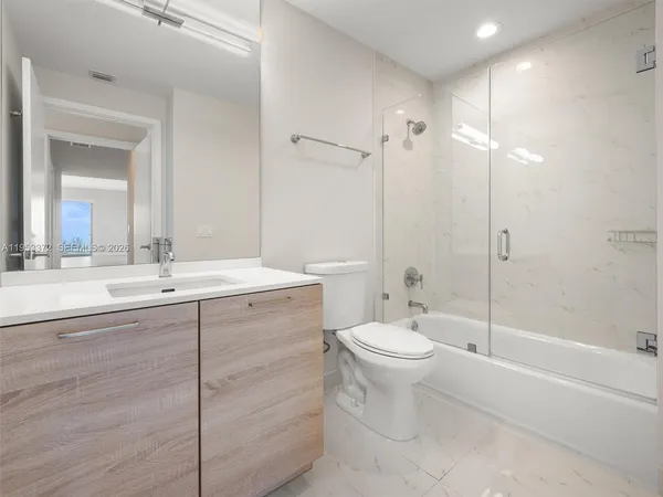 $7,650 | 16385 Biscayne Boulevard, Unit PH8, North Miami Beach, FL 33160