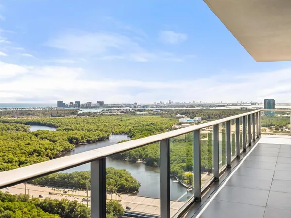 $7,650 | 16385 Biscayne Boulevard, Unit PH8, North Miami Beach, FL 33160