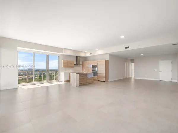 $7,650 | 16385 Biscayne Boulevard, Unit PH8, North Miami Beach, FL 33160