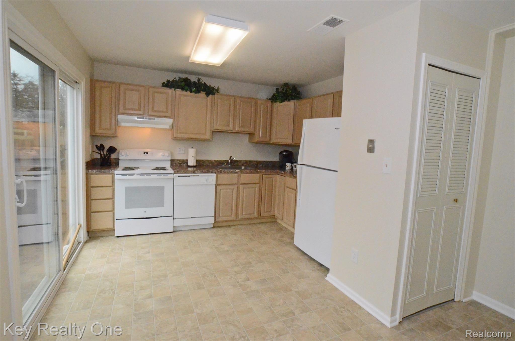 920 Little Hill Court Rochester, MI 48307 - Photo 6 of 26 Kitchen.jpg