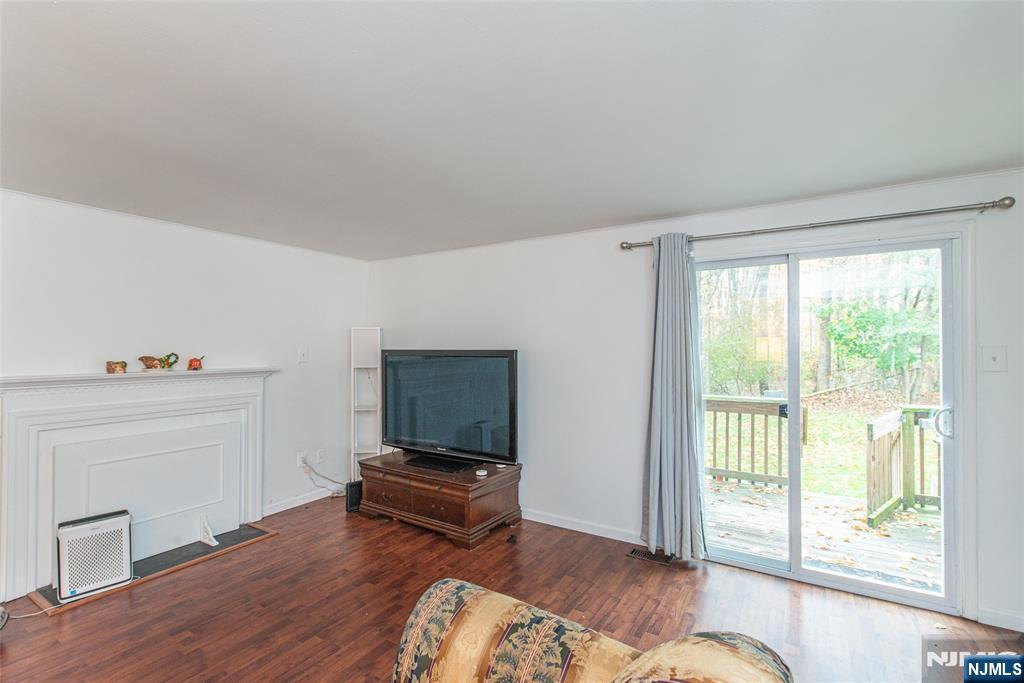 76 Constitution Way, Unit 534 Franklin, NJ 07416 - Photo 9 of 22 a living room with furniture and a window