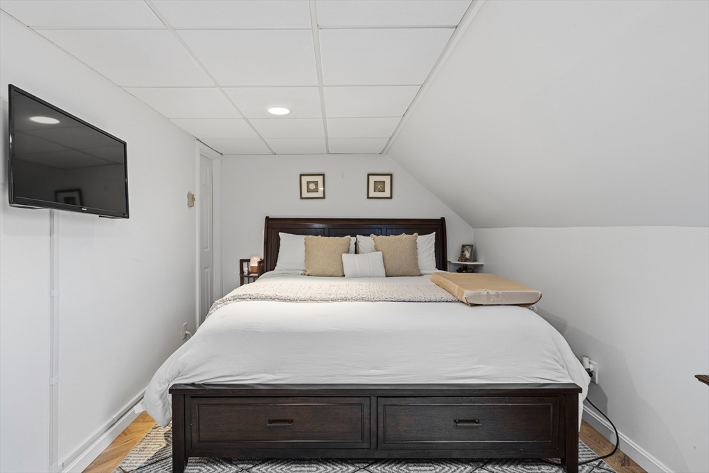 72 Rochambeau Street New Bedford, MA 02745 - Photo 11 of 26