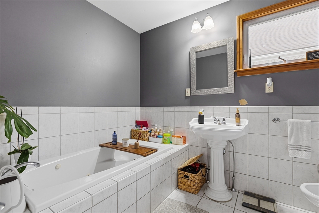 72 Rochambeau Street New Bedford, MA 02745 - Photo 13 of 26