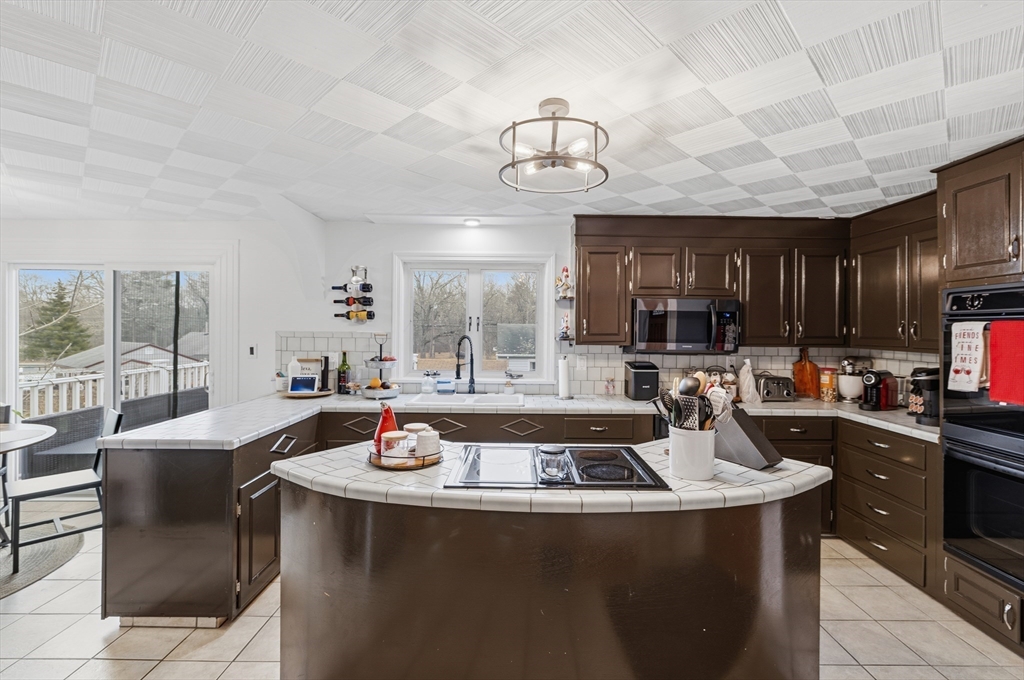 72 Rochambeau Street New Bedford, MA 02745 - Photo 2 of 26