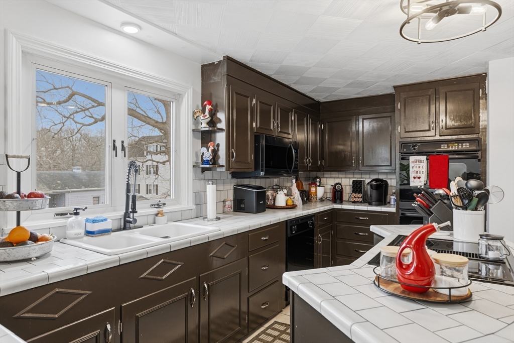 72 Rochambeau Street New Bedford, MA 02745 - Photo 3 of 26