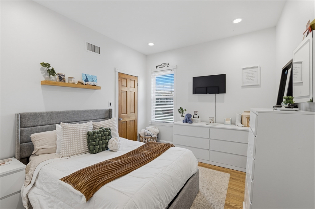 72 Rochambeau Street New Bedford, MA 02745 - Photo 8 of 26