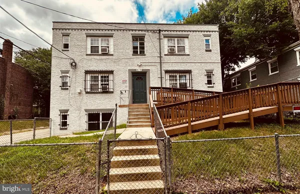 $1,000 | 819 51st Street Southeast, Unit 5, Washington, DC 20019