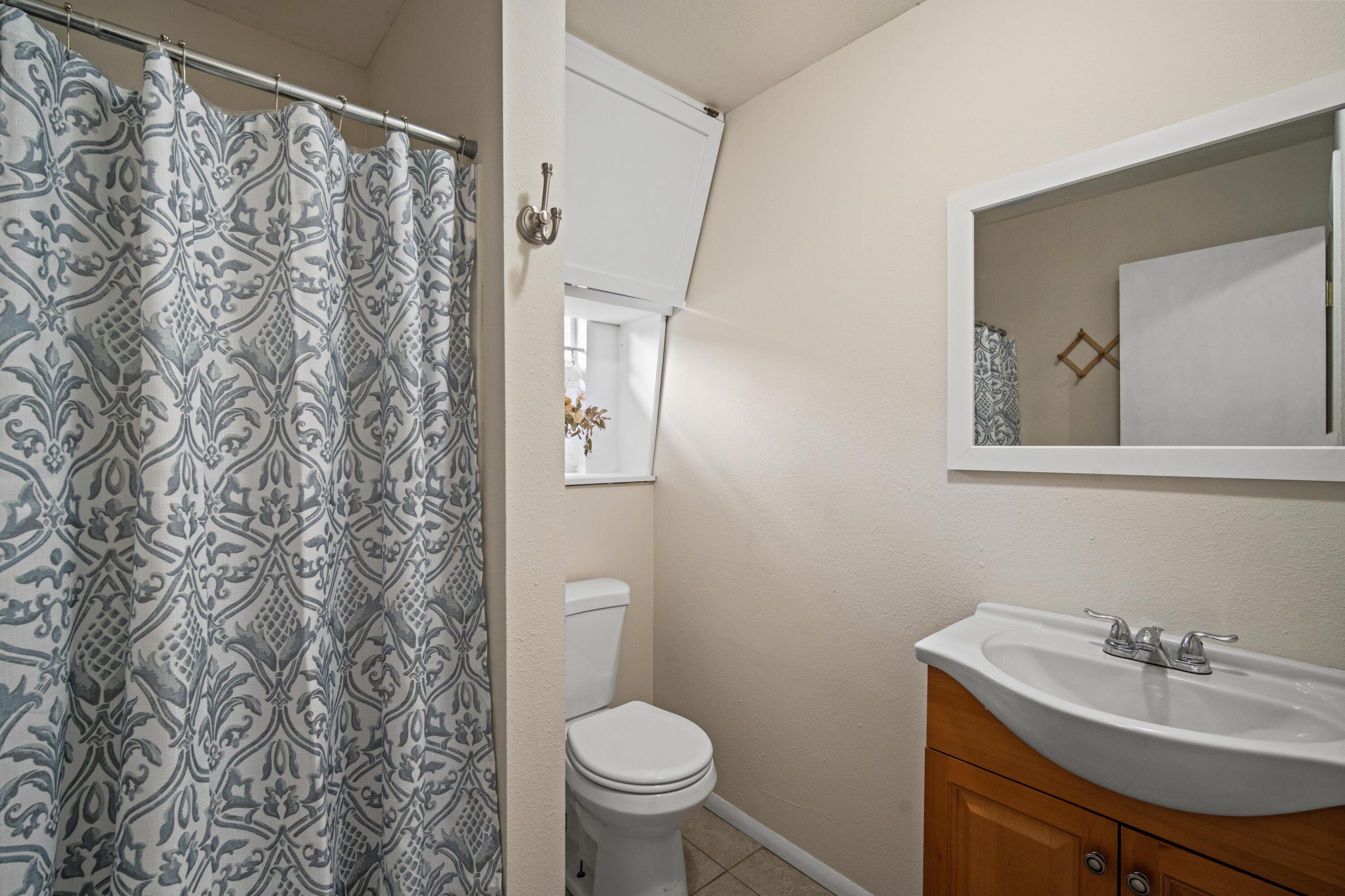 56078 Snow Goose Road Bend, OR 97707 - Photo 27 of 46 Flex room bath.