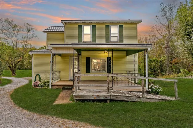 a view of a house with a yard