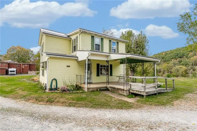 a view of a house with a yard