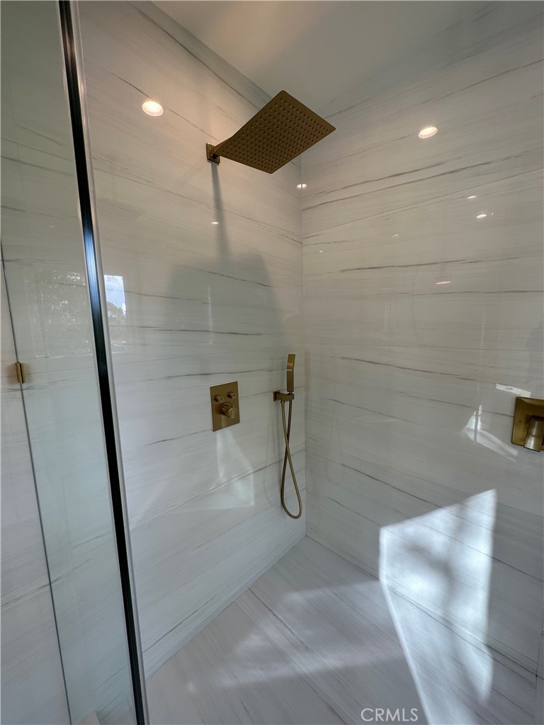 338 West Kenneth Road Glendale, CA 91202 - Photo 12 of 18