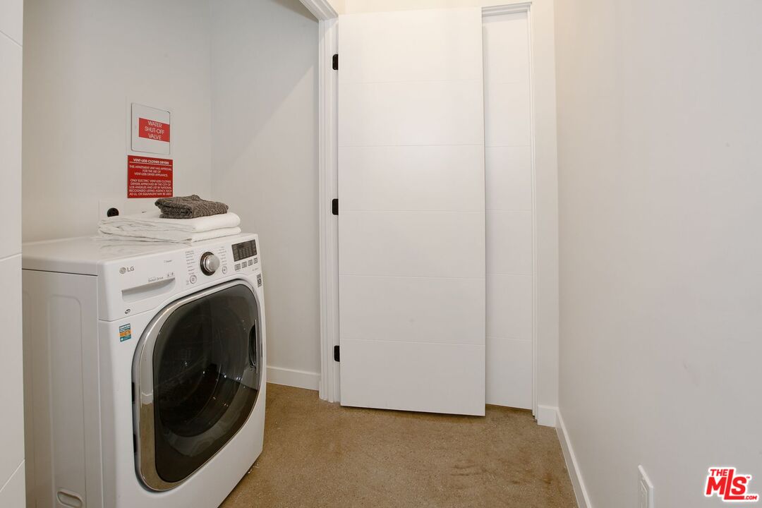691 Mill Street, Unit 705 Los Angeles, CA 90021 - Photo 10 of 11 a utility room with dryer and washer