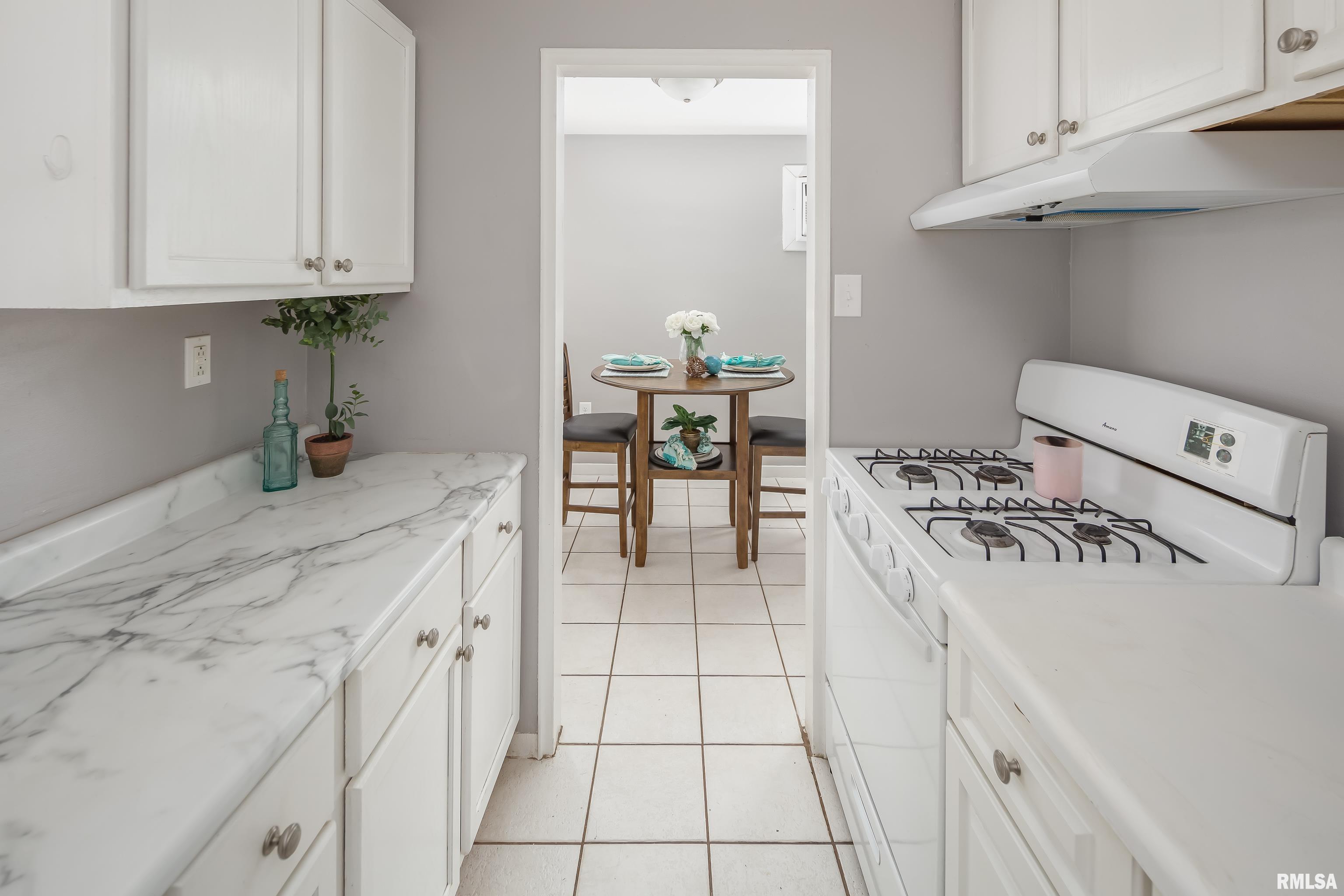 963 40th Street Moline, IL 61265 - Photo 8 of 26 Gallery Image 8