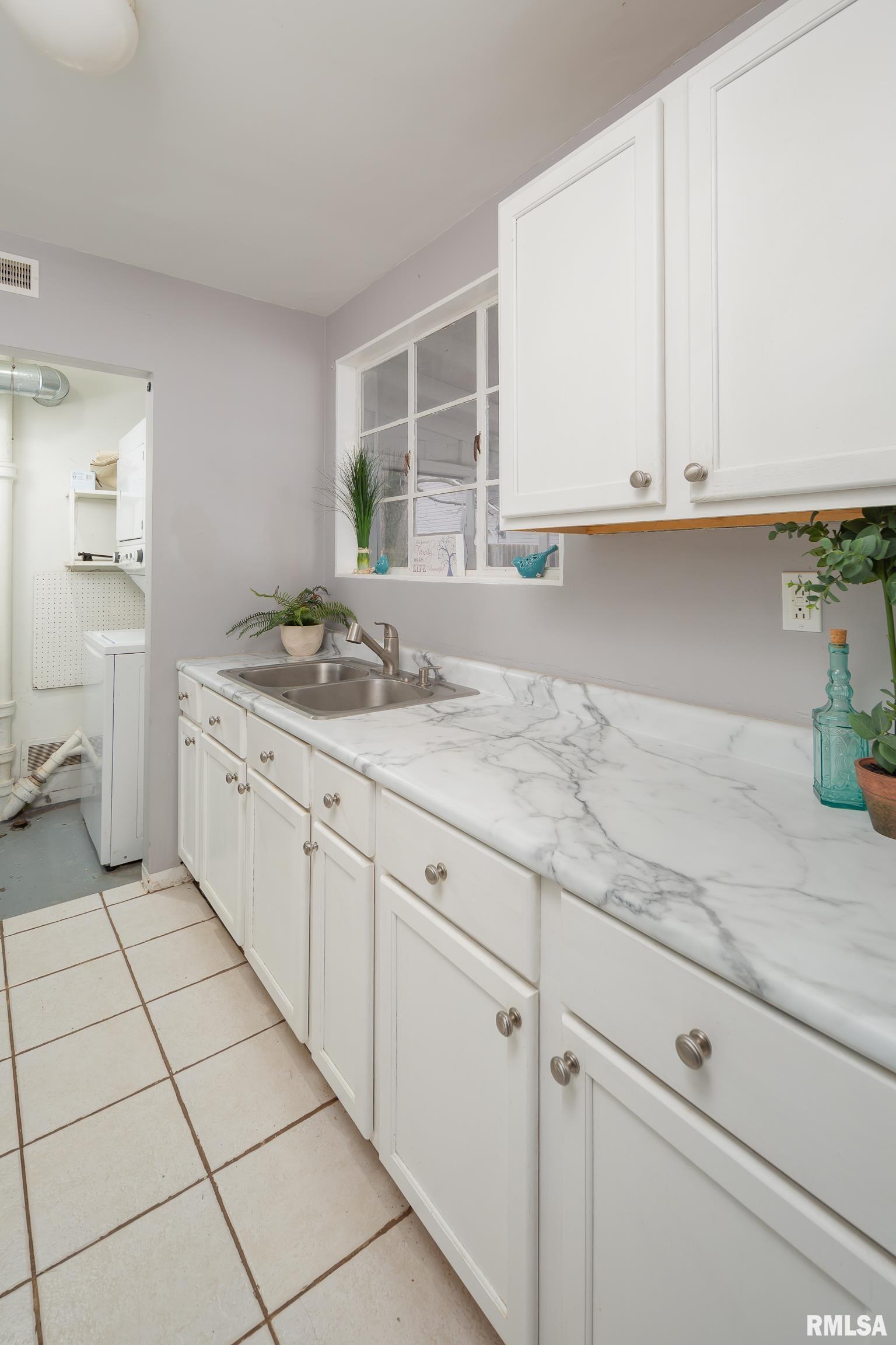 963 40th Street Moline, IL 61265 - Photo 9 of 26 Gallery Image 9
