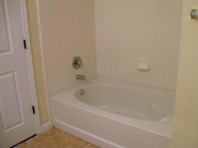 224 Murcia Drive, Unit 201 Jupiter, FL 33458 - Photo 19 of 36 a bathroom with a bathtub