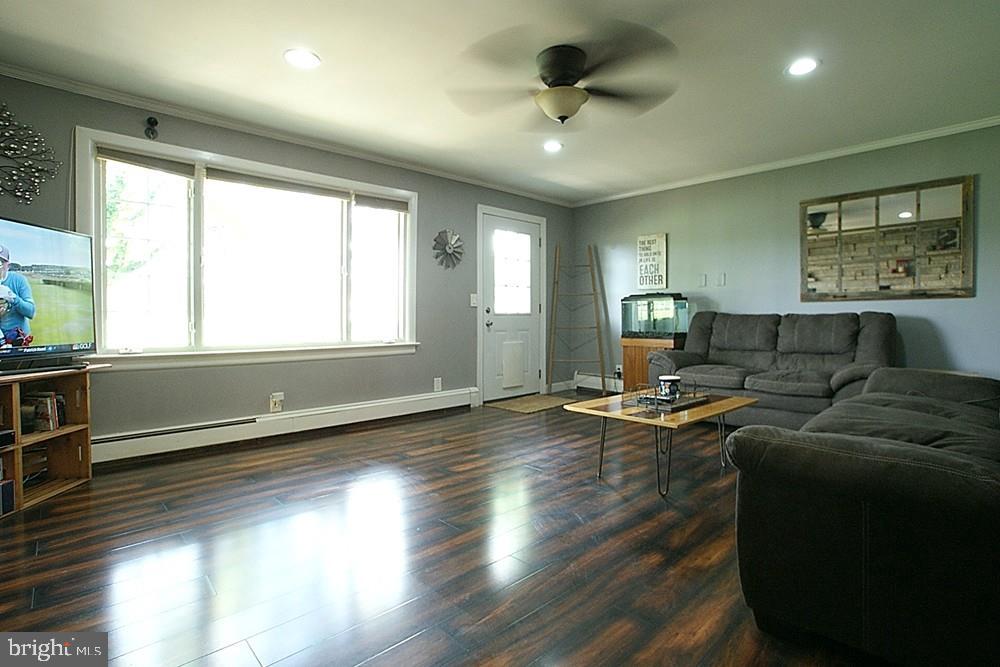 20 Crosswicks Chesterfield Road Chesterfield, NJ 08515 - Photo 4 of 38 Living Room