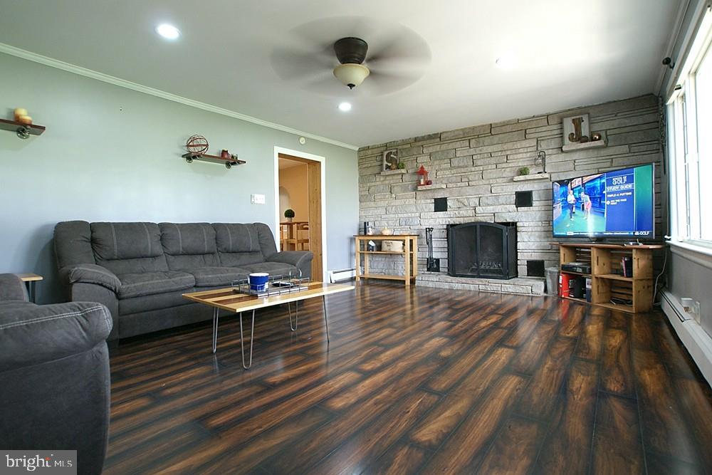 20 Crosswicks Chesterfield Road Chesterfield, NJ 08515 - Photo 5 of 38 Living Room