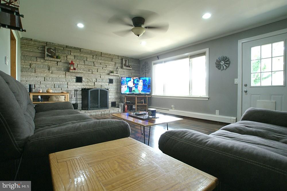 20 Crosswicks Chesterfield Road Chesterfield, NJ 08515 - Photo 7 of 38 Living Room