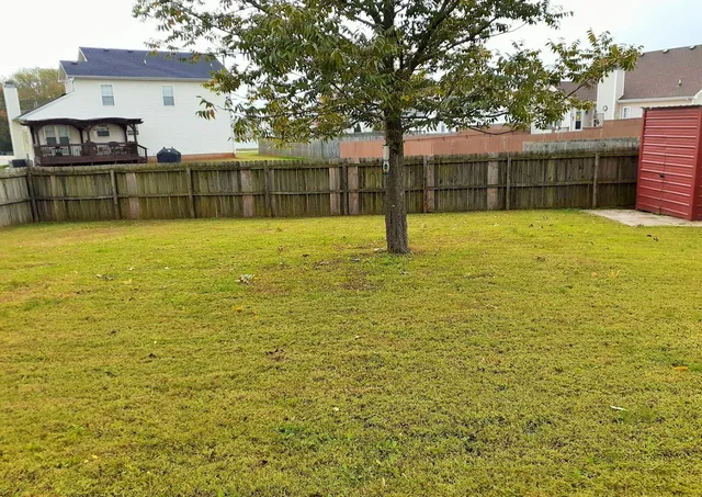 a view of a yard with a house