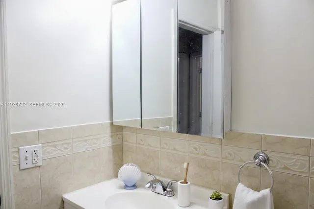 $2,450 | 300 Southwest 8th Street, Unit 302, Fort Lauderdale, FL 33315