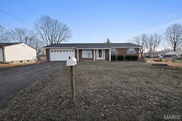 $193,900 | 202 Meadowbrook Drive, Farmington, MO 63640