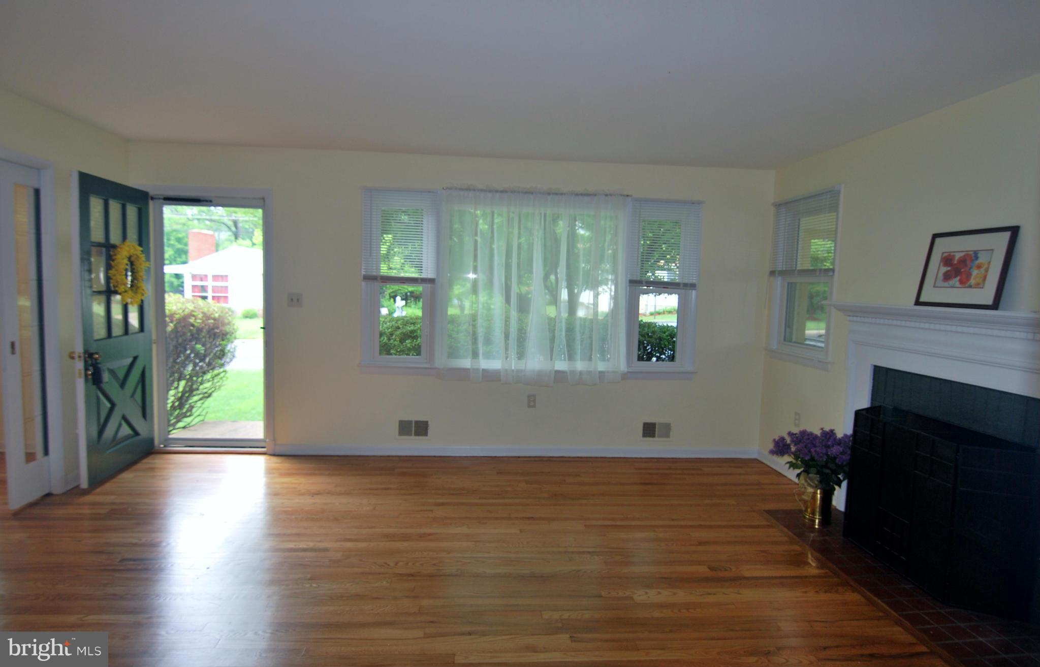 16 Mills Road Gaithersburg, MD 20877 - Photo 5 of 24 Living Room