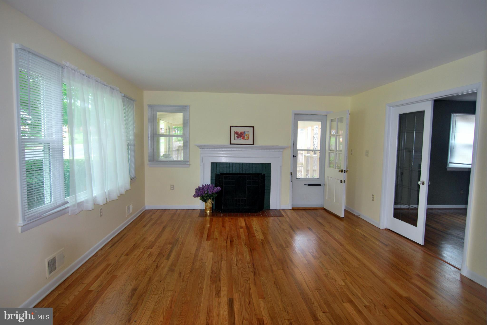 16 Mills Road Gaithersburg, MD 20877 - Photo 6 of 24 Living Room