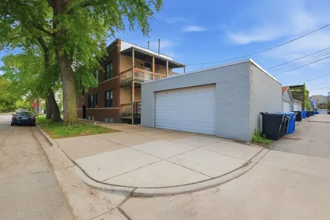 $1,399,000 | 1900 West Oakdale Avenue, Chicago, IL 60657