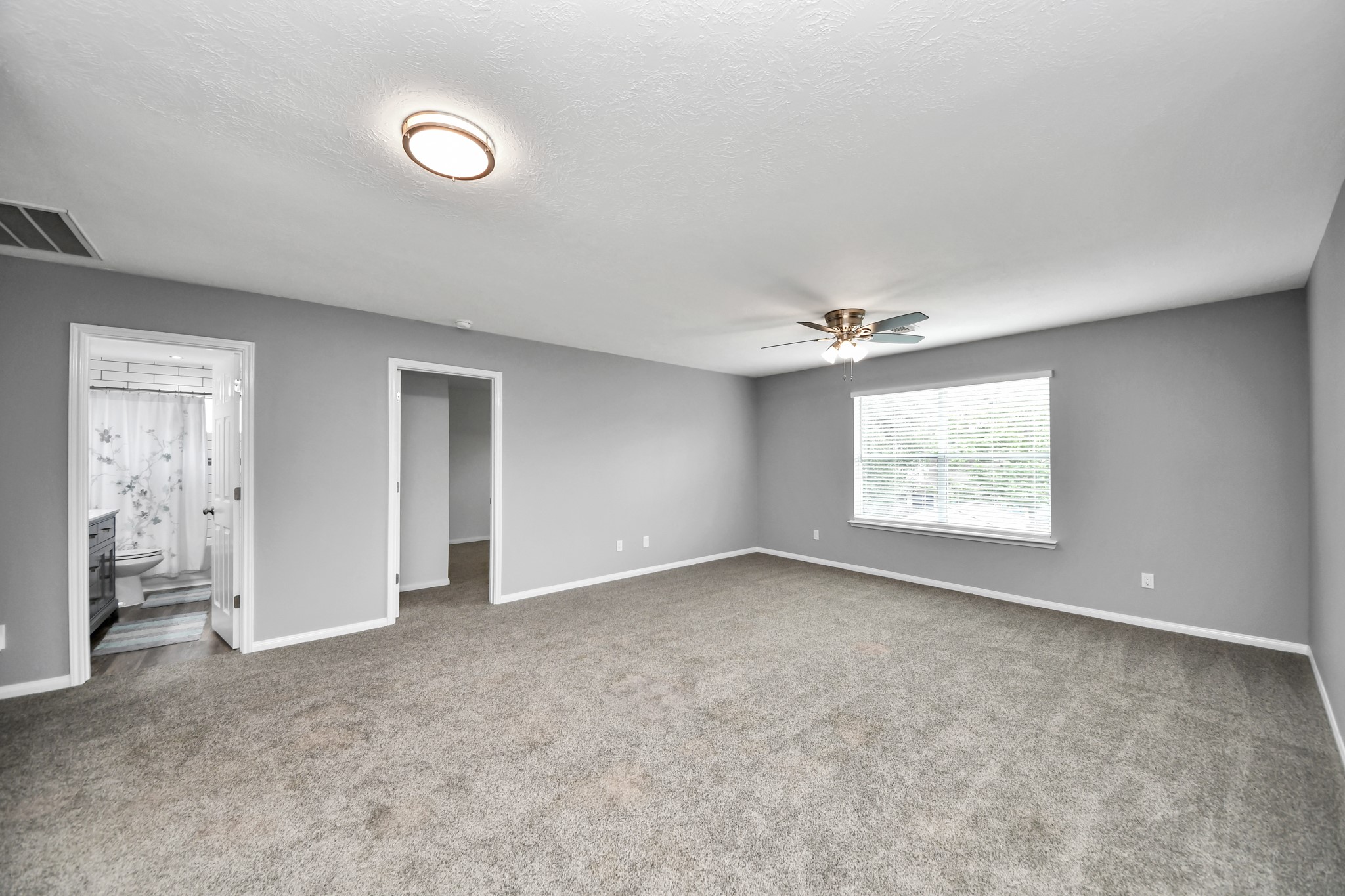 7622 McCormick Mill Court Houston, TX 77095 - Photo 17 of 37 an empty room with windows and fan