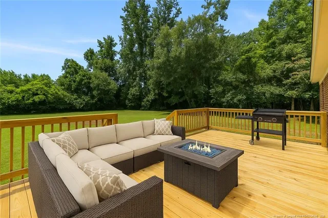 a view of sitting area with furniture