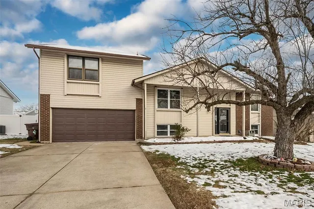 $349,900 | 136 Universal Drive, St. Peters, MO 63376