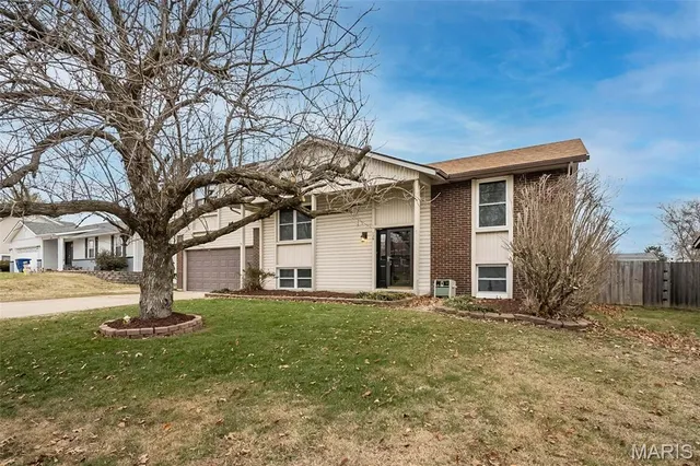 $349,900 | 136 Universal Drive, St. Peters, MO 63376