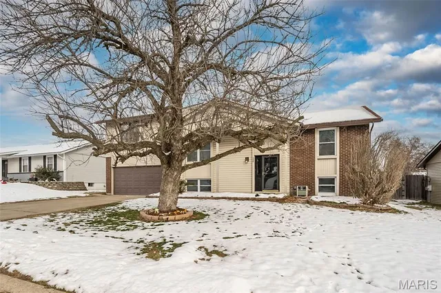 $349,900 | 136 Universal Drive, St. Peters, MO 63376