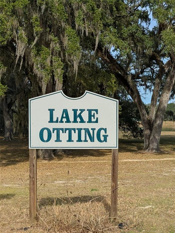 Southwest 109th Place Dunnellon, FL 34432 - Photo 8 of 15 a street sign that is on a pole