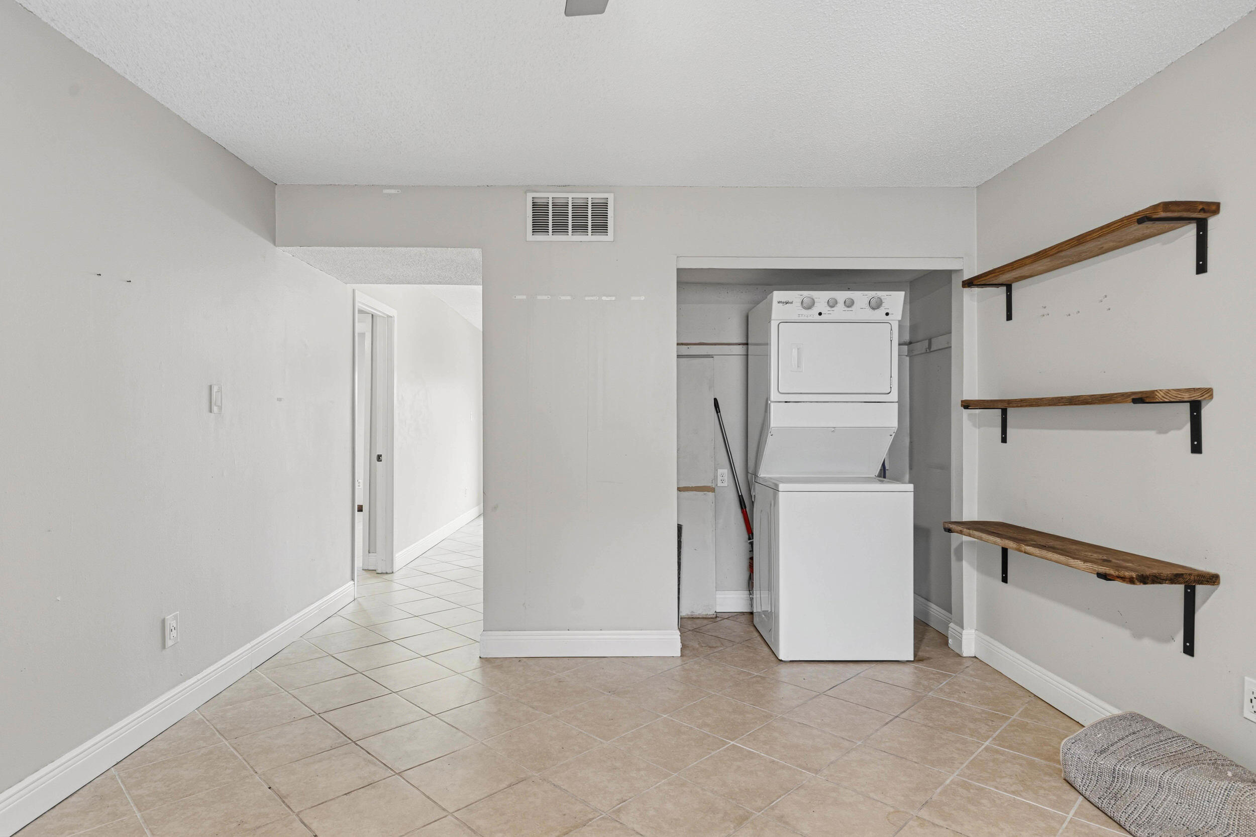 210 Pelham Road, Unit 215C Fort Walton Beach, FL 32547 - Photo 4 of 24 Laundry Included