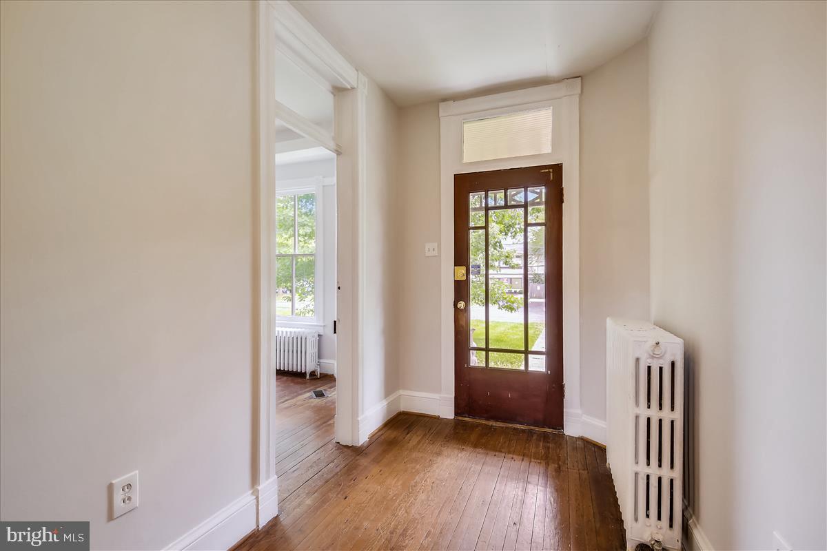 104 Chestnut Street Gaithersburg, MD 20877 - Photo 10 of 44 Main entrance