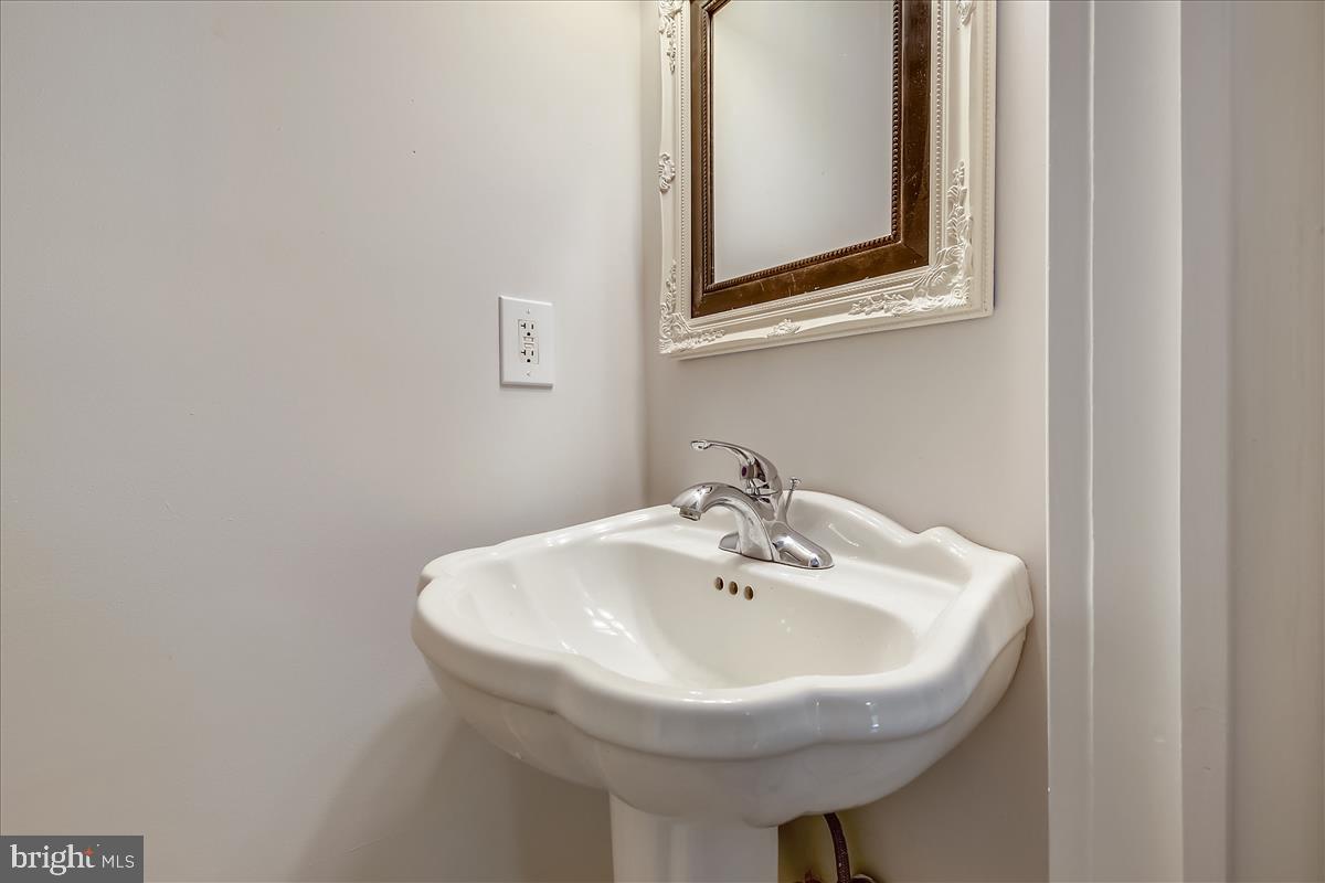 104 Chestnut Street Gaithersburg, MD 20877 - Photo 16 of 44 Main floor powder room