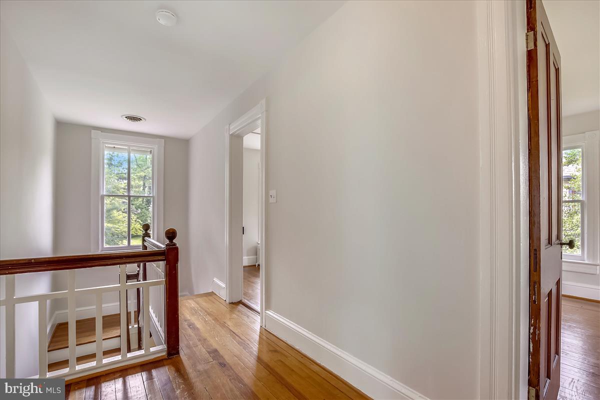 104 Chestnut Street Gaithersburg, MD 20877 - Photo 32 of 44 Upper level hall