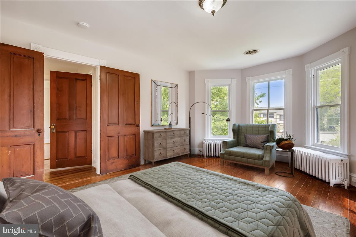 104 Chestnut Street Gaithersburg, MD 20877 - Photo 36 of 44 Upper level bedroom faces front