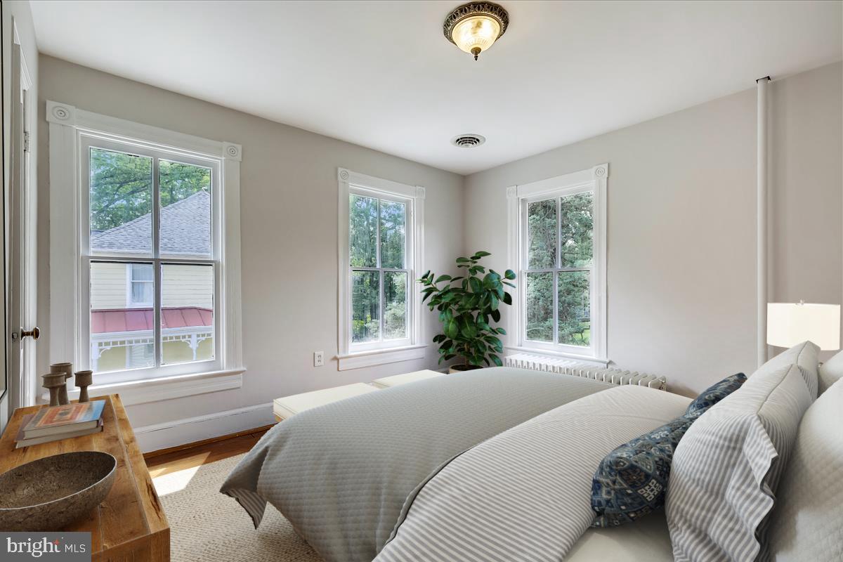 104 Chestnut Street Gaithersburg, MD 20877 - Photo 38 of 44 Upper level bedroom faces back