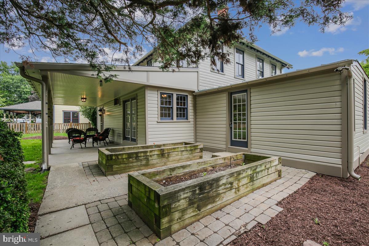 104 Chestnut Street Gaithersburg, MD 20877 - Photo 9 of 44 Raised planter beds