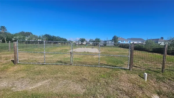 $700 | 303 15th Street, Dickinson, TX 77539