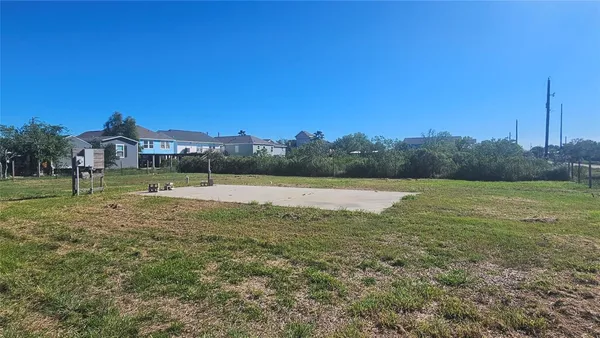 $700 | 303 15th Street, Dickinson, TX 77539