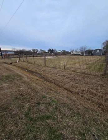 $700 | 303 15th Street, Dickinson, TX 77539