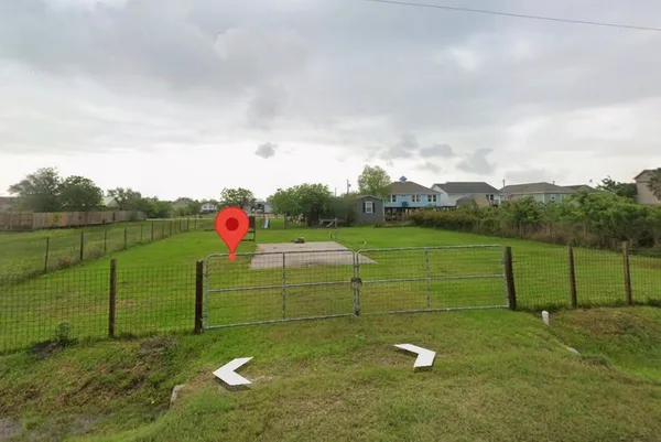 $700 | 303 15th Street, Dickinson, TX 77539