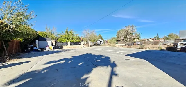 a view of backyard of the house